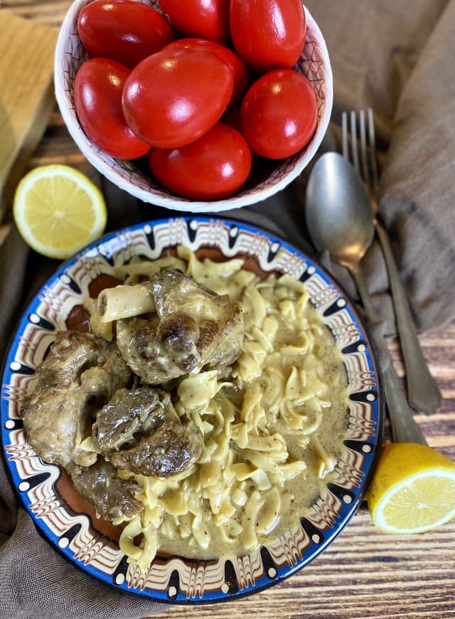 Παραδοσιακό λεμονάτο γιουβέτσι με αρνί και χυλοπίτες